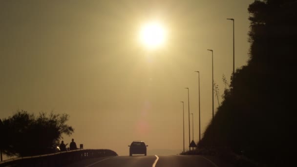 Gün Batımında Güneşle Birlikte Arabalar Yolda Dönüyor — Stok video