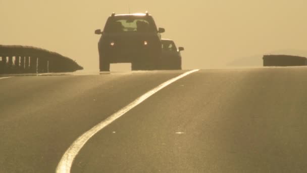 Gün Batımında Arabalar Yolda Dolaşır — Stok video
