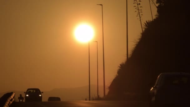 Gün Batımında Güneşin Batışıyla Dönen Arabalar — Stok video