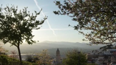 Baharda gün batımında San Juan Kulesi, Velez Malaga, İspanya