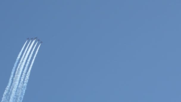 晴れた日に航空ショーを実行する軍用機のセット — ストック動画