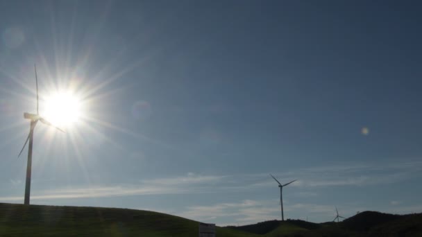 Энергия Ветряных Турбин Движущая Лопасти Поле Закате — стоковое видео