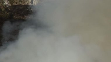 Gerçek bir yangında duman yükseliyor.