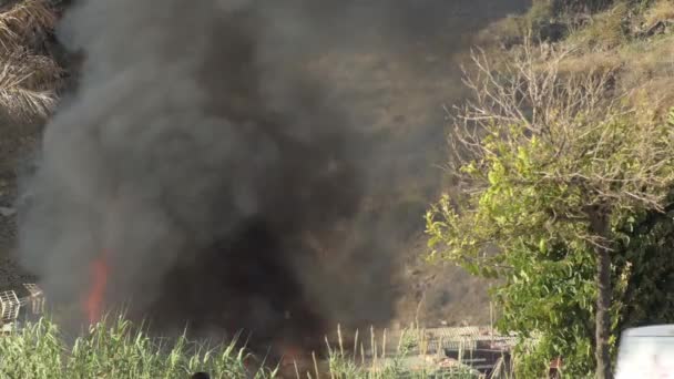 Siyah Duman Sütunu Alevler Gerçek Bir Yangında Yükseliyor — Stok video