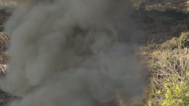 Gruesa Columna Humo Negro Enciende Fuego Real — Vídeo de stock