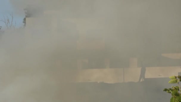 烟幕在真正的火堆中升起 — 图库视频影像