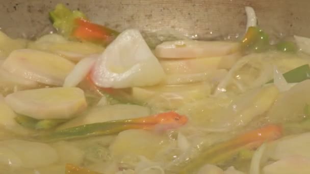Frytki Cebulą Papryką Powoli Smażone Typowe Hiszpańskie Jedzenie — Wideo stockowe