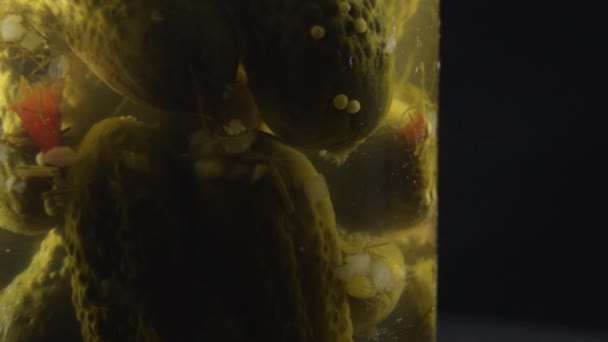 Marinierte Gurken Konservieren Und Partikel Schwimmen Einem Glas — Stockvideo