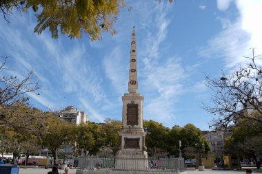 Merced Meydanı 'ndaki Torrijos anıtı, güneşli bir gün, Malaga, İspanya