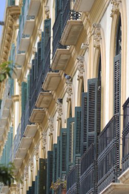 İspanya 'nın Malaga kentindeki Merced Meydanı binalarında tipik açık balkonlar.