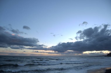 Gün batımında krepuscule sahilinde deniz dalgaları
