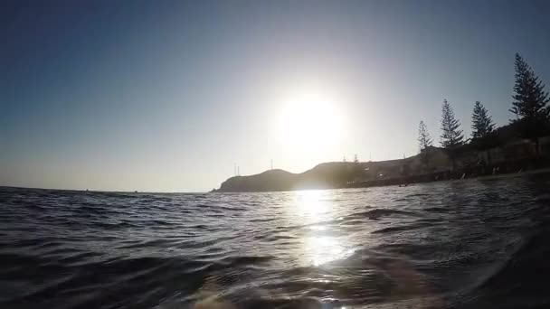 Flotando Una Playa Tranquila Atardecer Verano Vista Primera Persona — Vídeo de stock