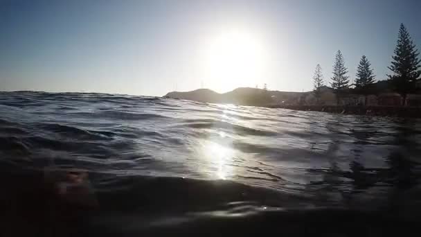 Mano Masculina Mostrar Gesto Flotando Una Playa Tranquila Atardecer — Vídeos de Stock