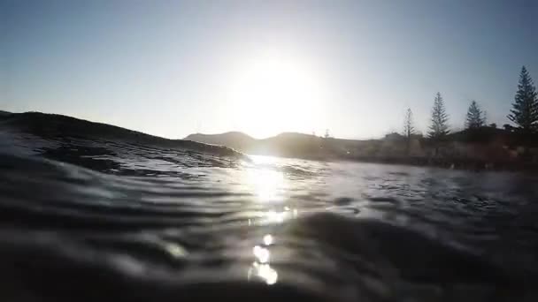 Yazın Gün Batımında Sakin Bir Plajda — Stok video