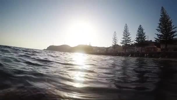 Hand Show Gesture Drijvend Een Rustig Strand Bij Zonsondergang — Stockvideo
