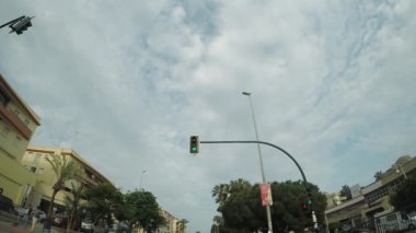 Trafik ışıklarının yanması. Birinci kişi görünümü