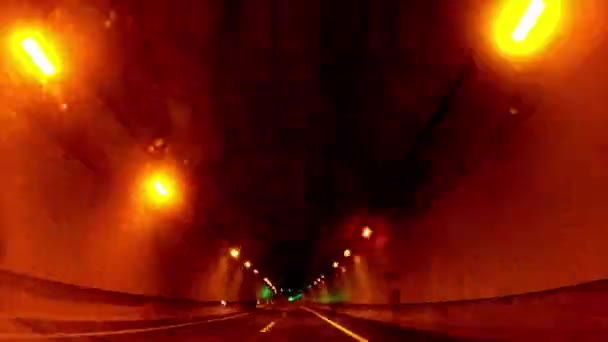 道路トンネルで運転する タイムラップス バックル レトロだ ヴィンテージ ループ — ストック動画