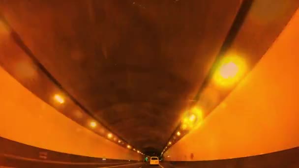 トンネルの中を運転する レトロだ ヴィンテージ ループ — ストック動画