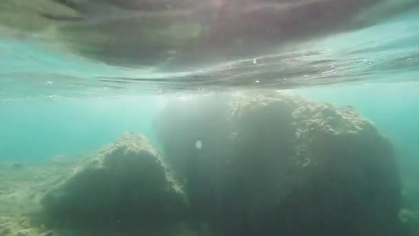 Unter Wasser Der Nähe Eines Felsens Hissten Wellen Die Sanft — Stockvideo