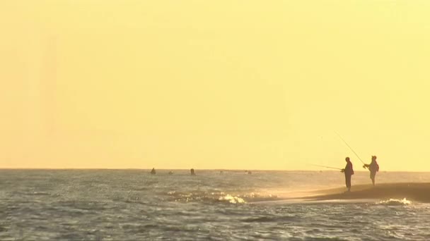 Fiskare Vid Solnedgången Surfkastning — Stockvideo