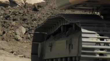 Kazı makinesi çalışıyor, makine iletişimlerini kapatın. İnşaat.