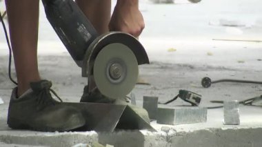 Tuğla ustası öğütücüyle keser. İnşaat