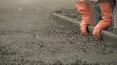 Tuğla ustası yumuşatıcı betona yakın. İnşaat