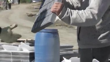 kaldırım döşeme yerleştirerek. İnşaat