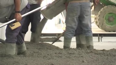 Duvarcılar beton döküyor. İnşaat