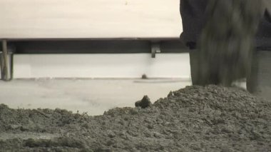 Tuğlalar dökülüyor ve betonu düzleştiriyor. İnşaat