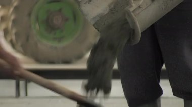 İnşaata beton dökülüyor.