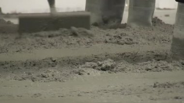 Duvarcılar betonu düzleştiriyor. İnşaat