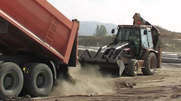 Kamyon Kum Boşaltıyor Nşaat — Stok video