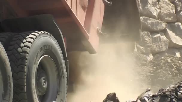 Ciężarówki Rozładunku Kamienie Wielkiej Pojemności Budowlane — Wideo stockowe