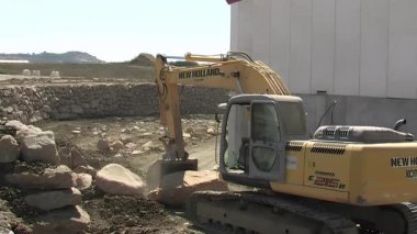 Beko ya da büyük bir taş koyarak bir çukurda tarak. İnşaat.