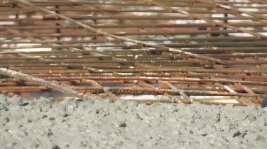 Yeni bir yapının demir yapısına beton dökülüyor.