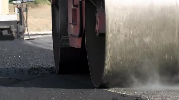 Rolo Máquina Tamping Alcatrão Uma Estrada Construção — Vídeo de Stock