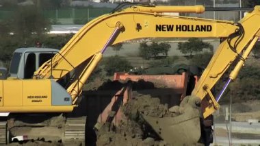 Kazıcı kürek bir kamyonu yüklüyor