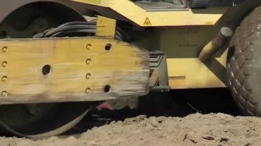 Buharlı silindir ya da sıkıştırıcı zemini donduruyor.