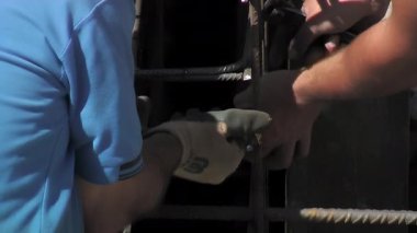 Endüstriyel bir deponun beton döşemesi için demir zincirlere kablolar yerleştirmek