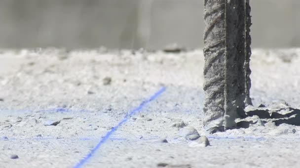 Nşaattaki Bir Deponun Beton Sütunundan Çıkan Demir Zincir — Stok video