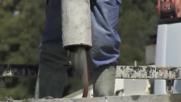 Maurer Gießt Beton Auf Eine Bau Befindliche Industriehalle — Stockvideo