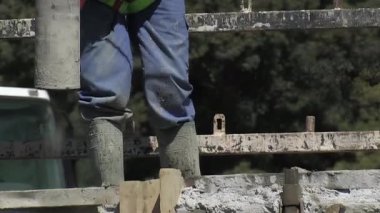 Bir binanın yapısına beton döken operatör