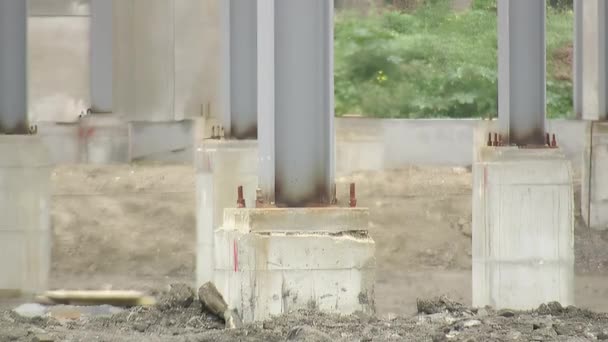 Metallstützen Betonstützen Der Struktur Eines Industrielagers — Stockvideo