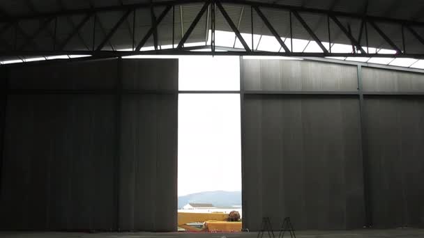 建設中の工業倉庫の側面の大きな開口部 ズームアウト — ストック動画