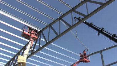 Metal yapı inşaatında darağacında çalışan sanayi işçileri