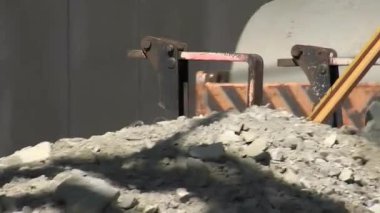 İnşaat alanında toprak yükleyen sıkıştırıcı