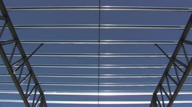 İnşaatta büyük bir endüstriyel depodaki metal yapı.