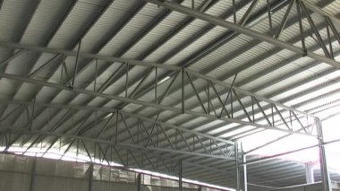 Beton karıştırıcı inşaat halindeki bir endüstriyel depoya beton döküyor.