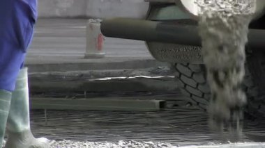 Tuğlacılar endüstriyel bir depoya beton döküyor.